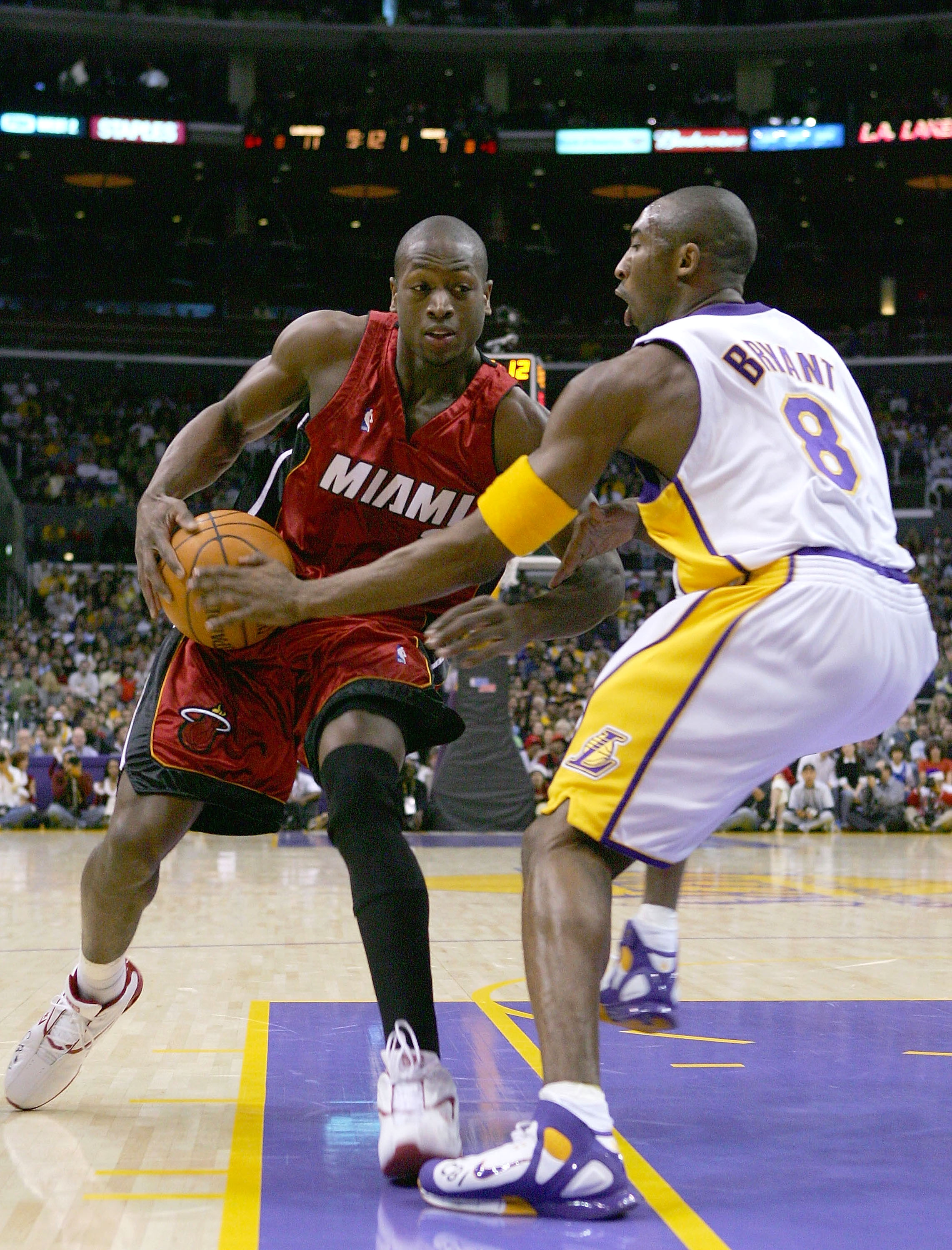 边后卫内收 边后卫内收